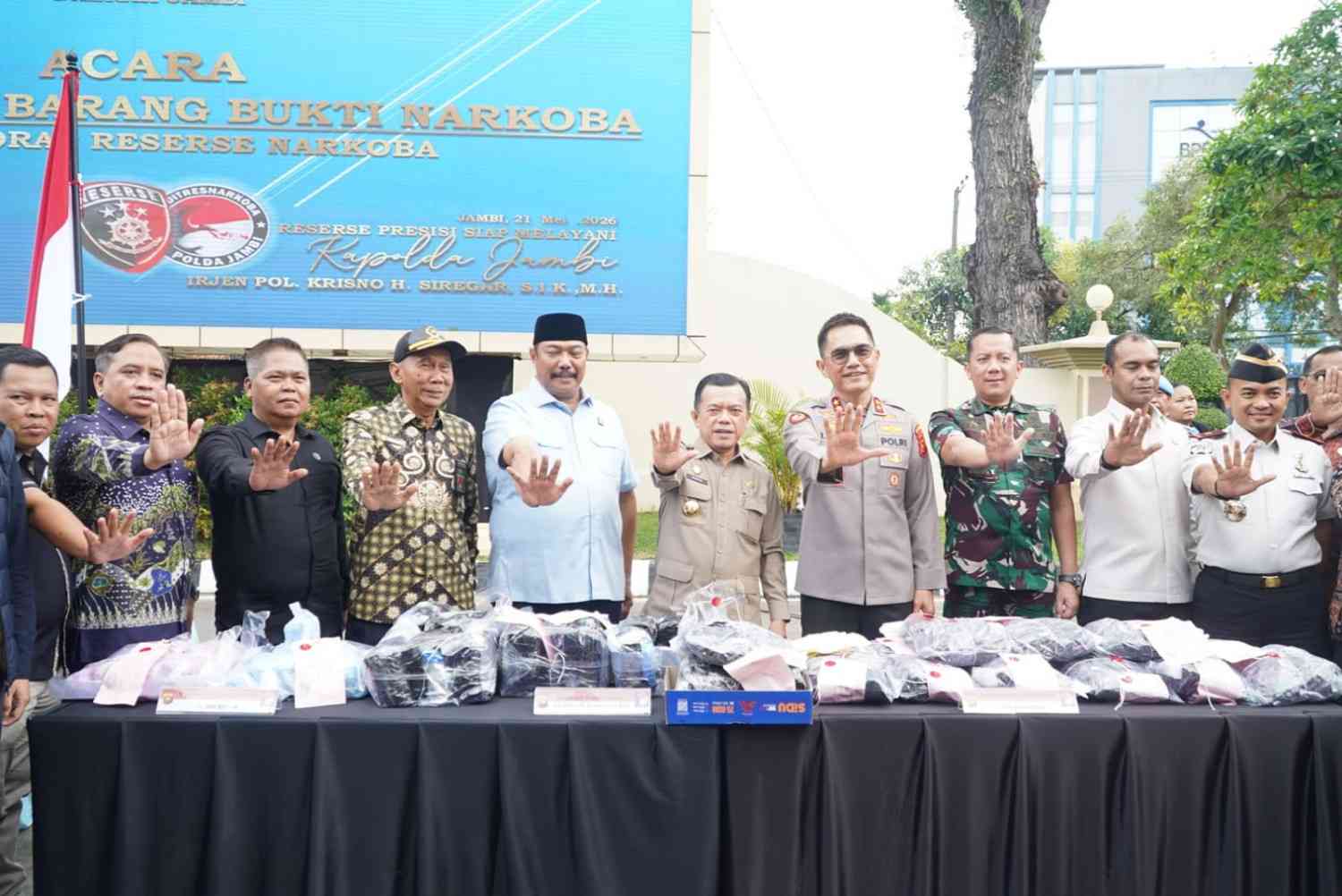 Polda Jambi Musnahkan 20 Kg Sabu dan Ribuan Ekstasi, Gubernur Al Haris Serukan Perang Total Melawan Narkoba Gubernur Al Haris saat pemusnahan narkoba di Polda Jambi