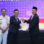 Menteri ATR BPN Nusron Wahid menyerahkan sertifikat tanah kepada Lemhannas RI