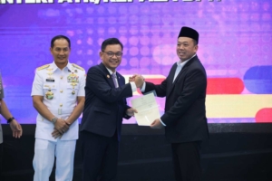 Menteri ATR BPN Nusron Wahid menyerahkan sertifikat tanah kepada Lemhannas RI