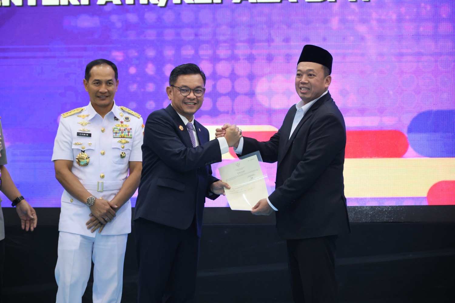 Menteri ATR BPN Nusron Wahid menyerahkan sertifikat tanah kepada Lemhannas RI