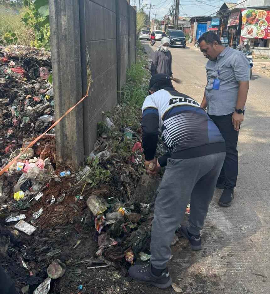 Jaga Lingkungan, Kecamatan Curug Gotong Royong Bersihkan Sampah Liar