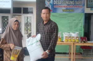 Ekonomi Sulit Tidak Jadi Halangan, Bulog dan Pemdes Gunung Sari Bersatu Salurkan Bantuan Pangan