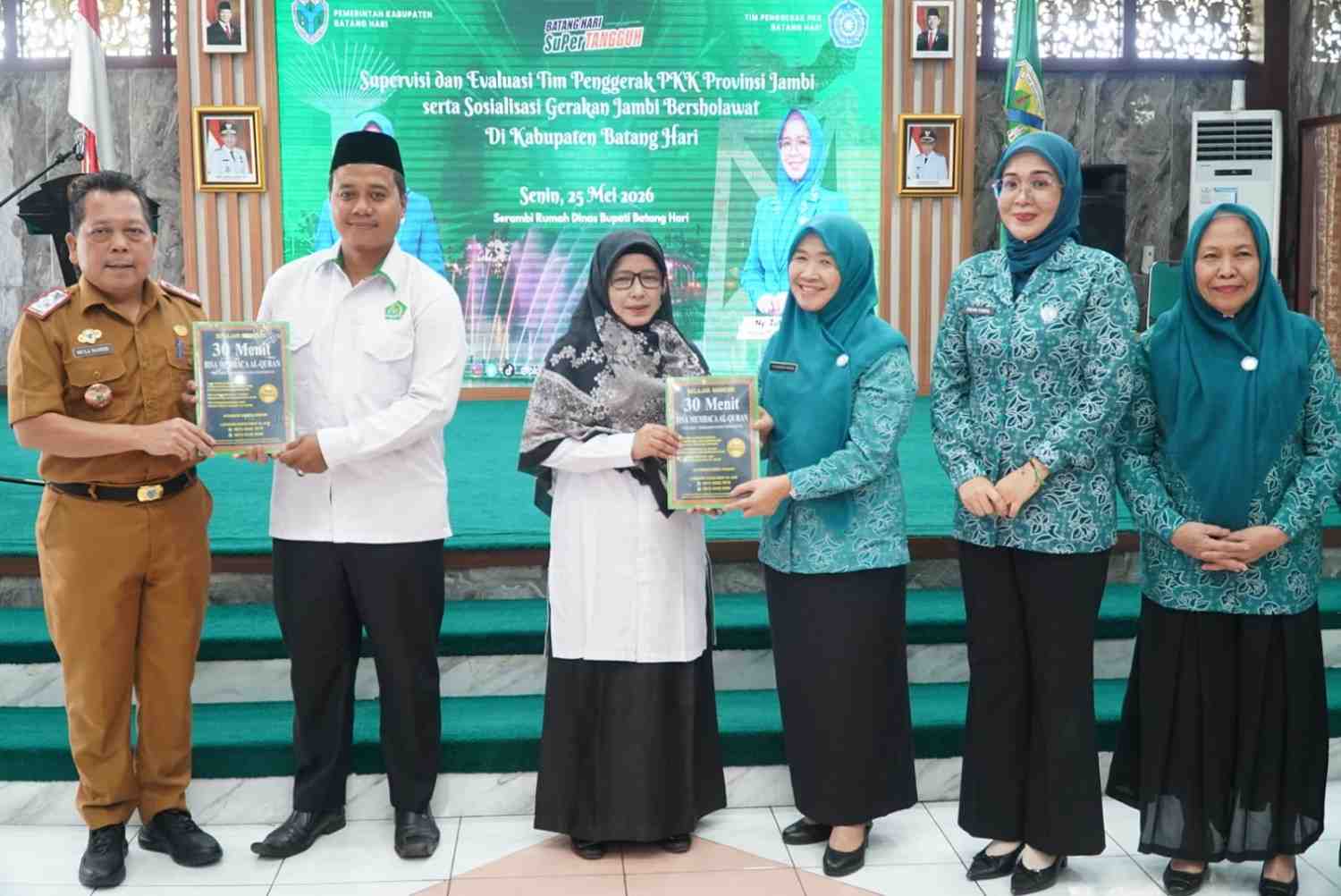 Hj Hesnidar Haris Tegaskan TP-PKK Komitmen Perkuat Nilai Religius Lewat Gerakan Jambi Bersholawat Hj Hesnidar Haris Tegaskan TP-PKK Komitmen Perkuat Nilai Religius Lewat Gerakan Jambi Bersholawat