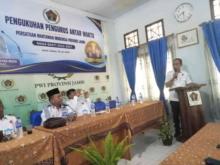 Pengukuhan Pengurus PWI Jambi Antar Waktu 2022-2027