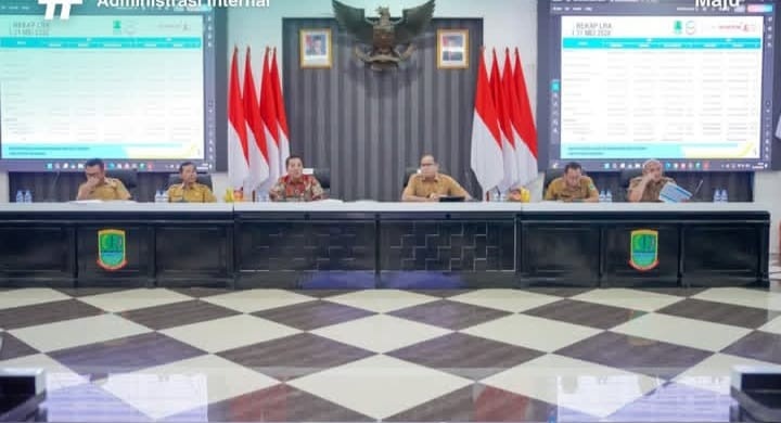 Bupati Karawang Aep Syaepuloh saat briefing staf membahas pendapatan daerah Karawang.