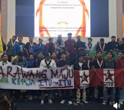 Mahasiswa Karawang nyatakan mosi tidak percaya kepada Pemkab Karawang dalam RDP DPRD.