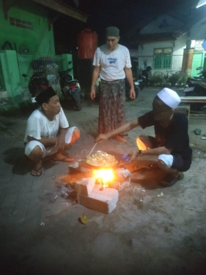 Ngaliwet Bareng di Majelis Taklim Al Hidayah Kedung Dalem, Ketua Forsuli dan Hipala Berbagi Kebersamaan Ngaliwet bareng