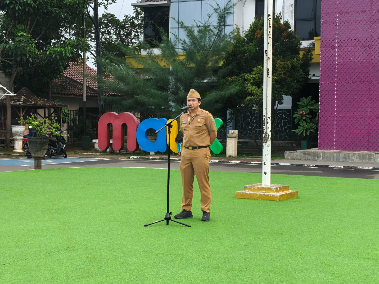 Kegiatan apel di Kantor Kecamatan Mauk.