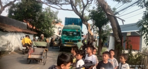 Sopir mobil box kontainer
