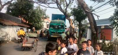 Sopir mobil box kontainer
