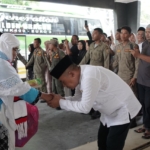 Wakil Bupati Labuhanbatu Selatan Syahdian Purba Siboro menyambut kepulangan 147 jamaah haji Kloter 10.