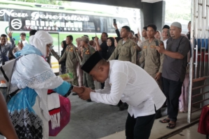 Wakil Bupati Labuhanbatu Selatan Syahdian Purba Siboro menyambut kepulangan 147 jamaah haji Kloter 10.