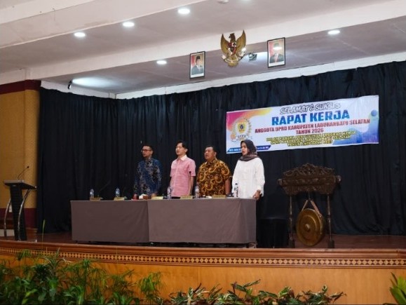 Bupati Labusel Fery Sahputra buka Raker DPRD 2026