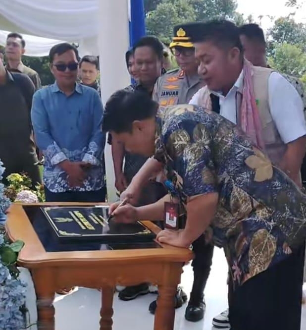 Diduga Belum Kantongi Izin? Ada Apa Sekda Pagaralam Hadir Dalam Peresmian Grand Opening Aesthetic Dempo Sekda Pagaralam Zaily hadir dalam peresmian Grand Opening Aesthetic Dempo Glamping Resto dan Cafe yang diduga belum mengantongi izin, menjadi sorotan terkait status lahan HGU PTPN VII.