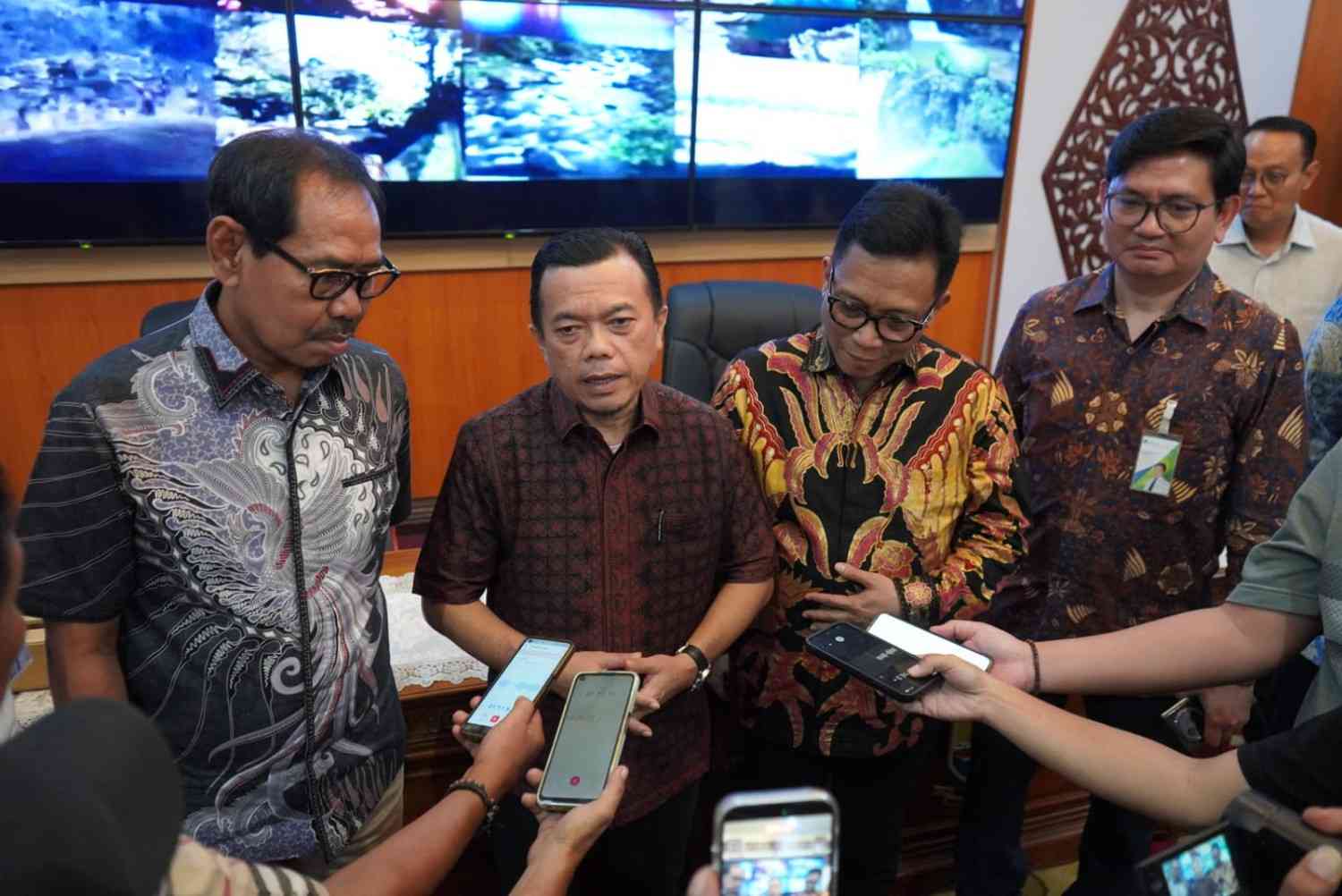 Gubernur Al Haris BPJS Ketenagakerjaan membahas perlindungan sosial tenaga kerja di Jambi