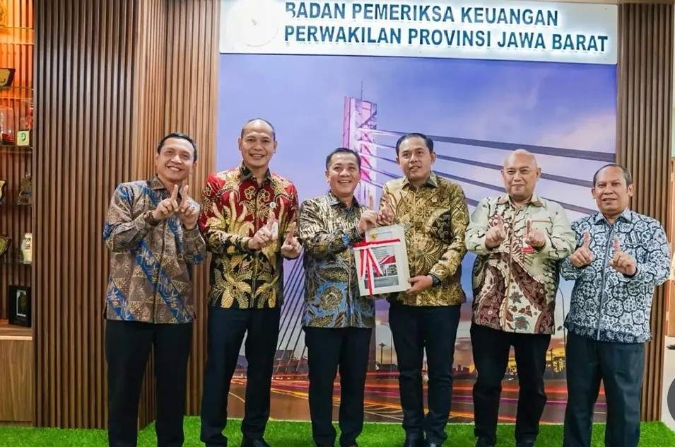 Pemkab Karawang Kembali Raih Opini WTP ke-11 Kali Berturut-turut dari BPK RI Bupati Aep Syaepuloh menerima opini WTP ke-11 Pemkab Karawang dari BPK RI - news publik