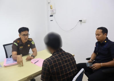 Imigrasi Kuala Tungkal serahkan tersangka WNA Myanmar ke Kejaksaan - News Publik