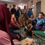 Bupati Tangerang menemui warga di tempat pengungsian.