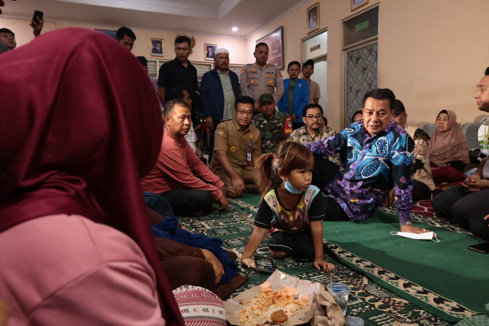 Bupati Tangerang menemui warga di tempat pengungsian.