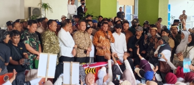 Ribuan Relawan SPPG Gelar Aksi Damai, Bupati Tangerang Siap Tindaklanjuti Aspirasi Program MBG Aksi relawan SPPG di Gedung Bupati Tangerang