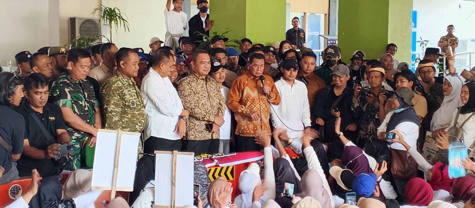 Aksi relawan SPPG di Gedung Bupati Tangerang