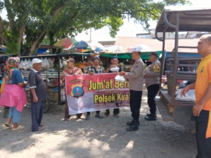 Jumat Berkah Polsek Kuala, Berbagi Nasi Kotak Sambil Pererat Kedekatan dengan Masyarakat