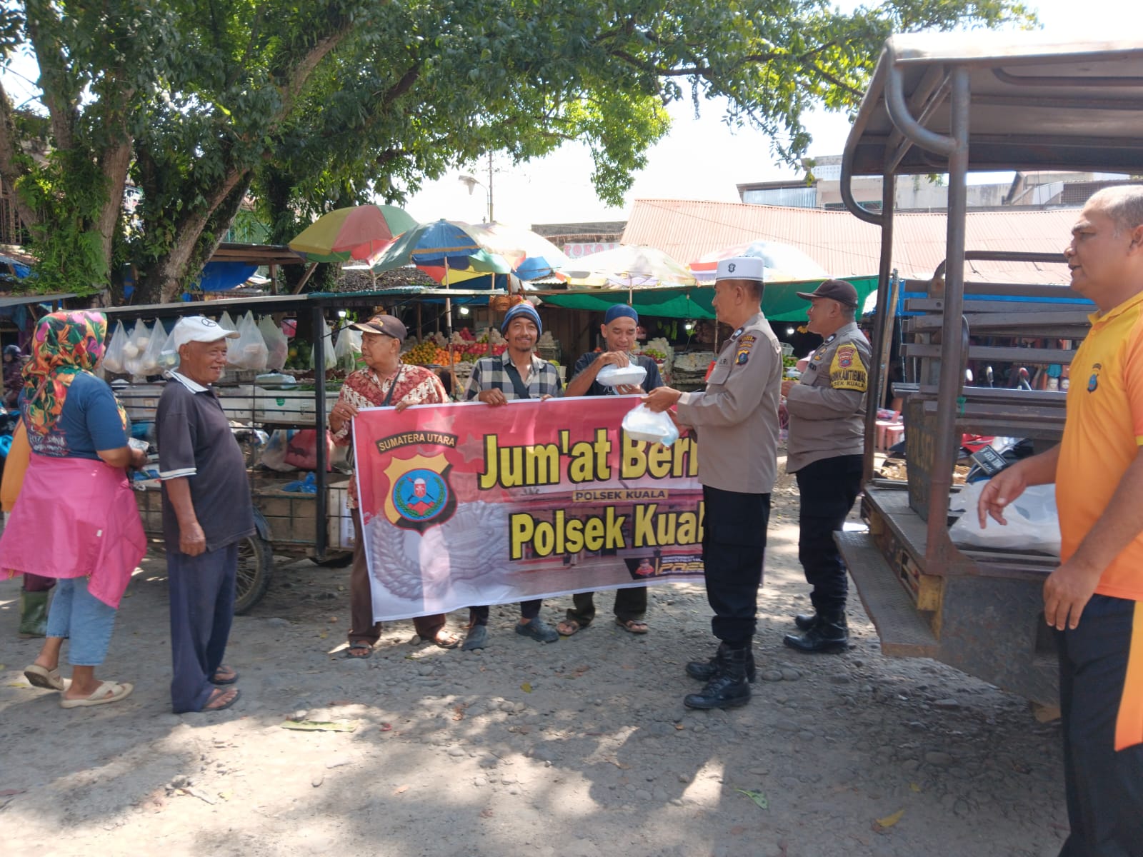 Jumat Berkah Polsek Kuala, Berbagi Nasi Kotak Sambil Pererat Kedekatan dengan Masyarakat Jumat Berkah Polsek Kuala, Berbagi Nasi Kotak Sambil Pererat Kedekatan dengan Masyarakat
