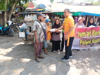 Jumat Berkah Polsek Kuala, Berbagi Nasi Kotak Sambil Pererat Kedekatan dengan Masyarakat Jumat Berkah Polsek Kuala, Berbagi Nasi Kotak Sambil Pererat Kedekatan dengan Masyarakat