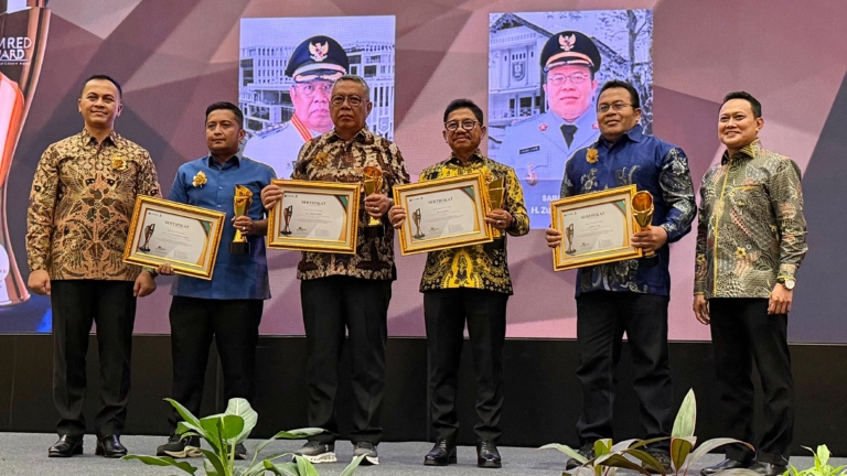 Komitmen Bangun Komunikasi Publik, Wali Kota Sabang Raih Pemred Award 2026 | News Publik.perss