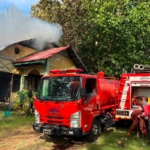 Personel Polres Sabang Bersama Warga, Damkar dan BPBD Bahu Membahu Padamkan Kebakaran Anjungan Aceh Singkil | News Publik.perss
