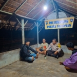 Bhabinkamtibmas Polsek Salapian Cek Pos Satkamling, Perkuat Keamanan Lingkungan Bersama Warga