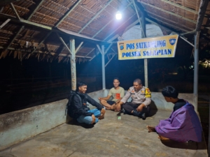 Bhabinkamtibmas Polsek Salapian Cek Pos Satkamling, Perkuat Keamanan Lingkungan Bersama Warga