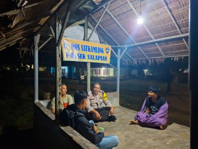 Bhabinkamtibmas Polsek Salapian Cek Pos Satkamling, Perkuat Keamanan Lingkungan Bersama Warga Bhabinkamtibmas Polsek Salapian Cek Pos Satkamling, Perkuat Keamanan Lingkungan Bersama Warga
