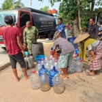 Satrad 401 Salurkan bantuan air bersih ke masyarakat Kronjo.