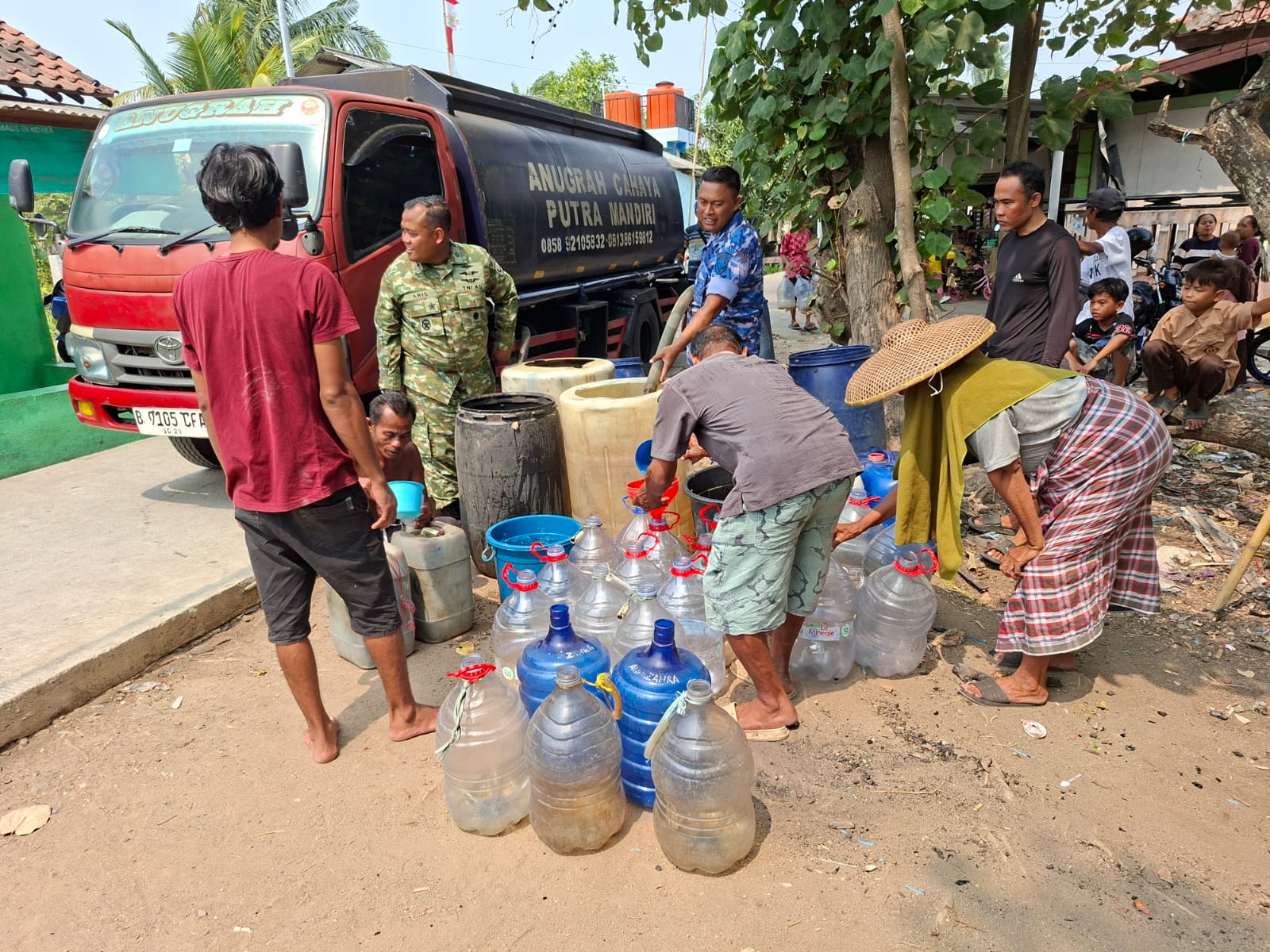 Satrad 401 Tanjung Kait Salurkan Tiga Truk Air Bersih, Legakkan Warga Kronjo yang Terdampak Kekeringan Satrad 401 Salurkan bantuan air bersih ke masyarakat Kronjo.