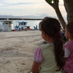 Tatapan Dua Gadis Cilik di TPI Nelayan Keuneukai, Simbol Harapan Masa Depan Anak Bangsa dari Ujung Barat Indonesia | News Publik.perss