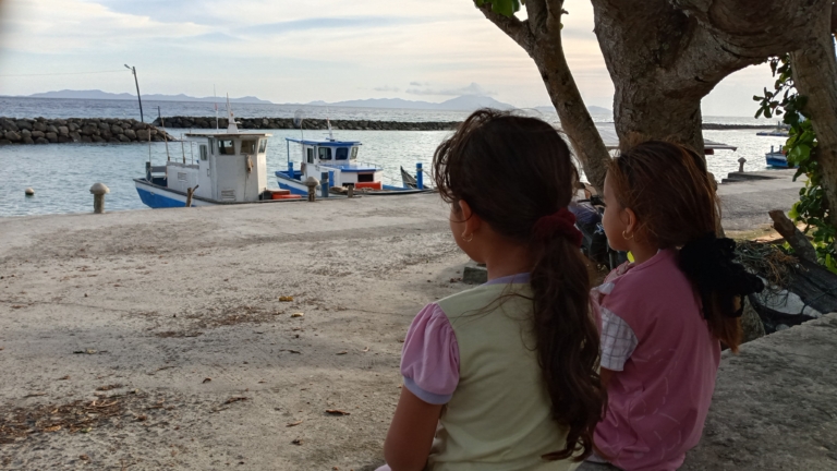 Tatapan Dua Gadis Cilik di TPI Nelayan Keuneukai, Simbol Harapan Masa Depan Anak Bangsa dari Ujung Barat Indonesia | News Publik.perss