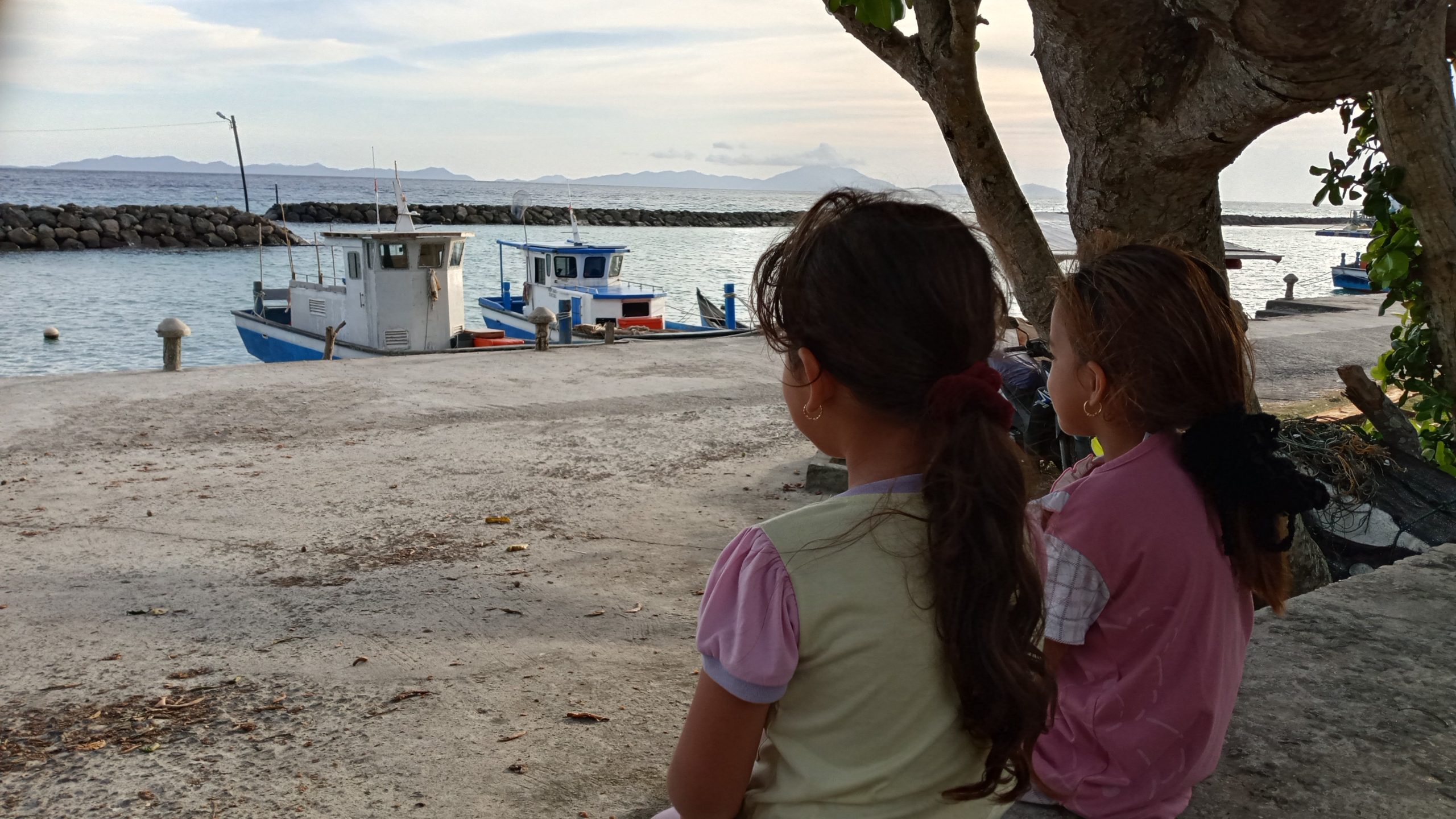 Tatapan Dua Gadis Cilik di TPI Nelayan Keuneukai, Simbol Harapan Masa Depan Anak Bangsa dari Ujung Barat Indonesia | News Publik.perss Tatapan Dua Gadis Cilik di TPI Nelayan Keuneukai, Simbol Harapan Masa Depan Anak Bangsa dari Ujung Barat Indonesia | News Publik.perss