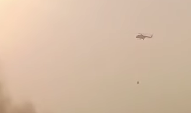 Bupati Tangerang Pantau Langsung Saat BNPB Terjunkan Dua Helikopter untuk Water Bombing di TPA Jatiwaringin Helikopter