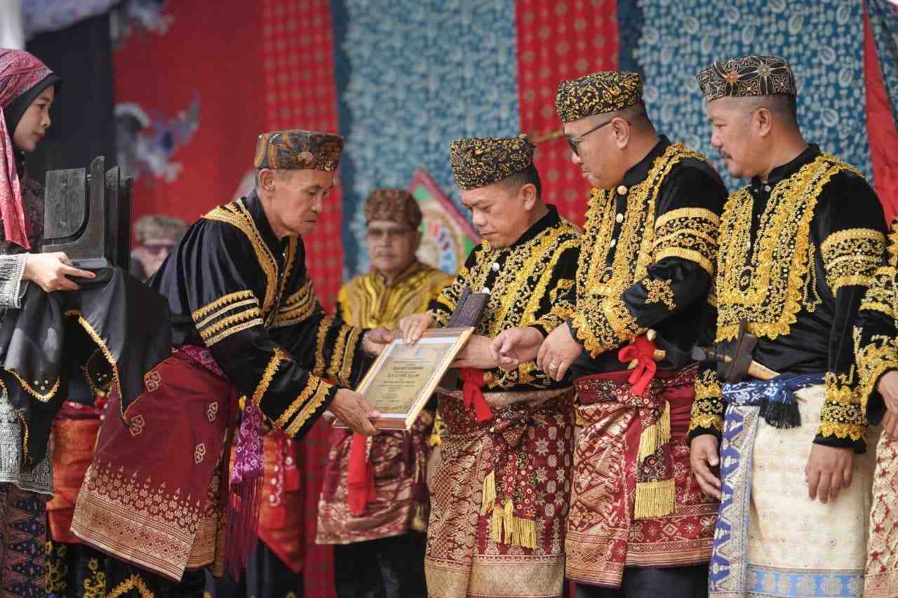 Gubenur Al Haris Gelar Adat, Terima Kehormatan dari Enam Luhah Sungai Penuh Al Haris Gelar Adat