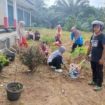 Dewan Guru SD Negeri 64 Kaur Kompak Gotong Royong Bersihkan Lingkungan Sekolah