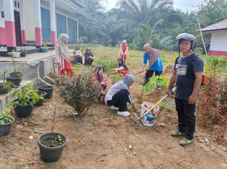 Dewan Guru SD Negeri 64 Kaur Kompak Gotong Royong Bersihkan Lingkungan Sekolah