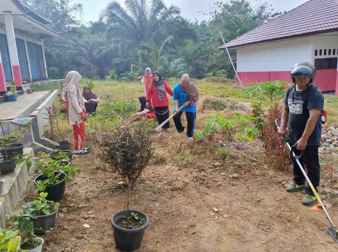 Sambut Aktivitas Belajar, Dewan Guru SD Negeri 64 Kaur Kompak Gotong Royong Bersihkan Lingkungan Sekolah Dewan Guru SD Negeri 64 Kaur Kompak Gotong Royong Bersihkan Lingkungan Sekolah