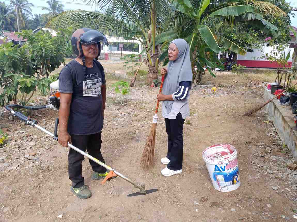 Sambut Aktivitas Belajar, Dewan Guru SD Negeri 64 Kaur Kompak Gotong Royong Bersihkan Lingkungan Sekolah Dewan Guru SD Negeri 64 Kaur Kompak Gotong Royong Bersihkan Lingkungan Sekolah
