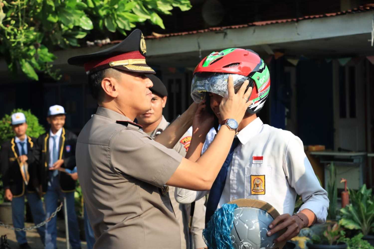 Police Go To School di SMAN 1 Kaur, Kapolres Kaur Tekankan Bahaya Narkoba, Bullying, dan Pentingnya Keselamatan Berlalu Lintas Kapolres Kaur Tekankan Bahaya Narkoba, Bullying dan Pentingnya Keselamatan Berlalu Lintas