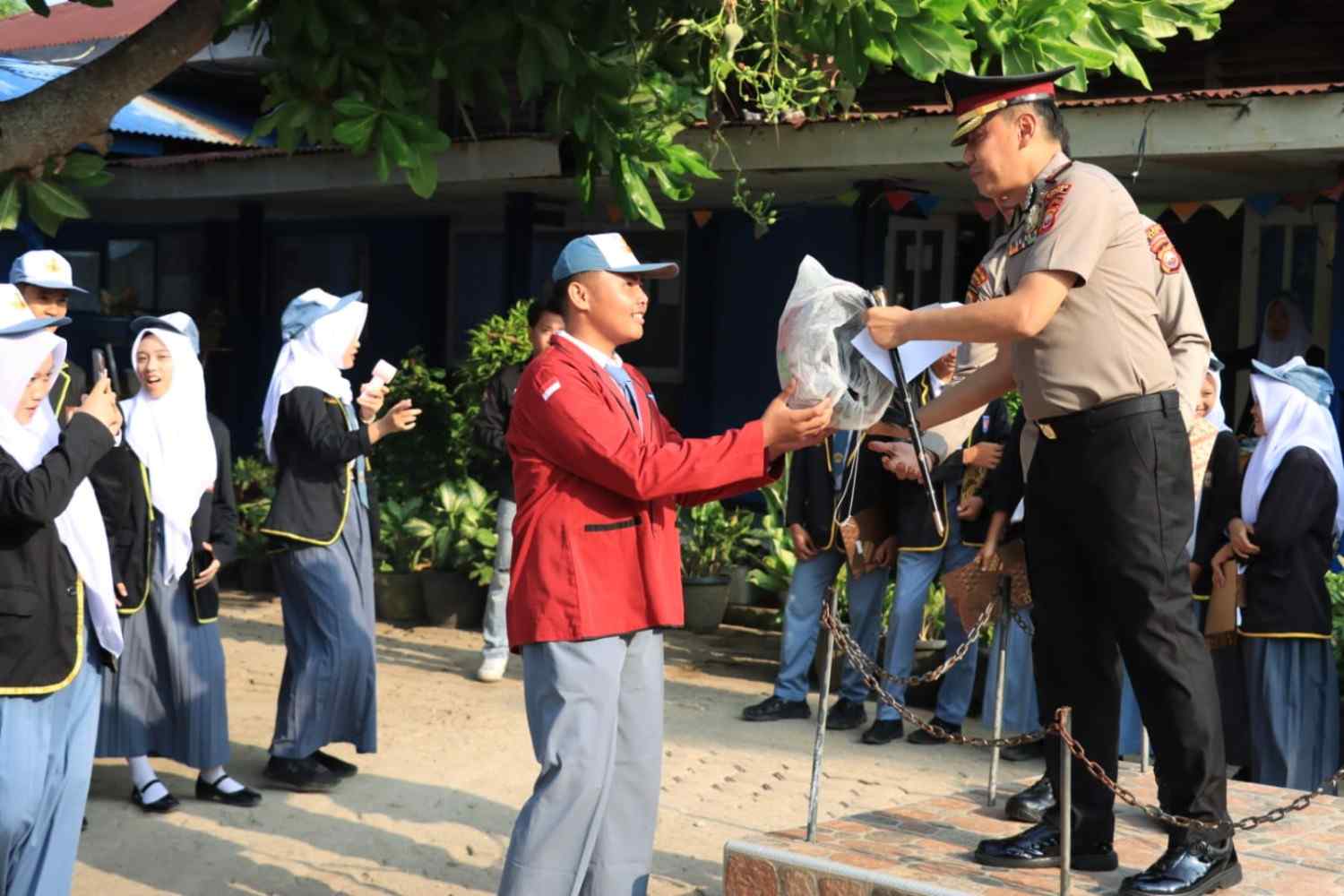 Police Go To School di SMAN 1 Kaur, Kapolres Kaur Tekankan Bahaya Narkoba, Bullying, dan Pentingnya Keselamatan Berlalu Lintas Kapolres Kaur Tekankan Bahaya Narkoba, Bullying dan Pentingnya Keselamatan Berlalu Lintas
