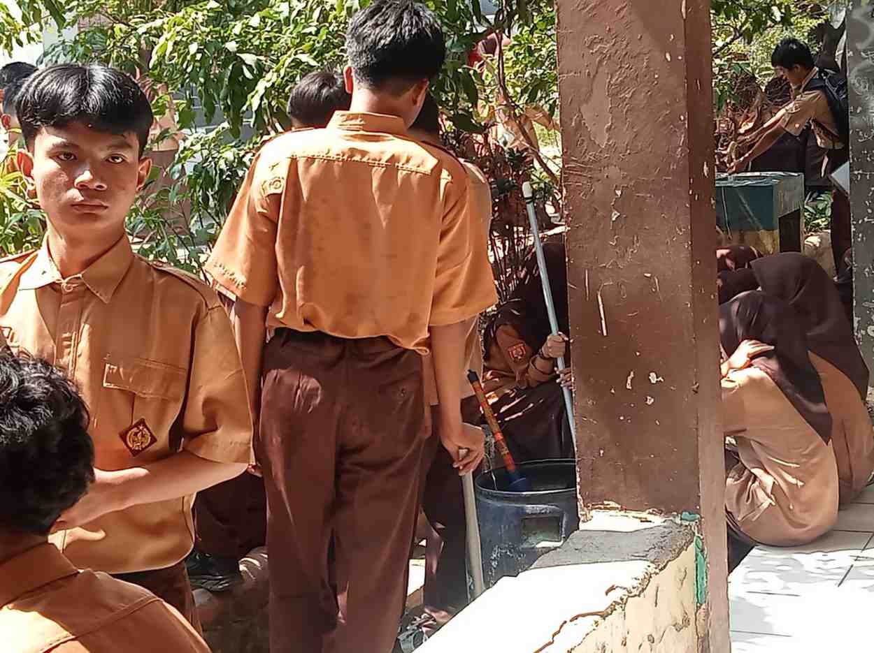 SMP Negeri 5 Karawang Barat Perkuat Karakter Siswa Lewat Program Lisa Libra TOWA SMP Negeri 5 Karawang Barat Perkuat Karakter Siswa Lewat Program Lisa Libra TOWA