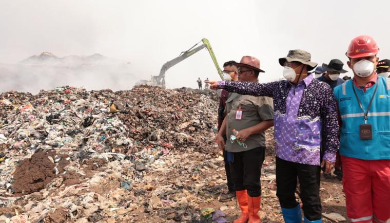 Bupati Tangerang Pantau Langsung Saat BNPB Terjunkan Dua Helikopter untuk Water Bombing di TPA Jatiwaringin Bupati pantau TPA Jatiwaringin