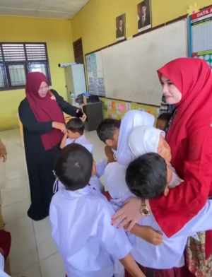 Pelukan Hangat Murid SD Negeri 17 Sabang untuk Bunda PAUD, Bukti Kasih Sayang yang Tak Ternilai | News Publik.perss