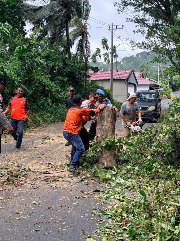 Polsek Sukakarya Bersama BPBD dan Warga Bersihkan Pohon Tumbang Akibat Cuaca Ekstrem | News Publik.perss